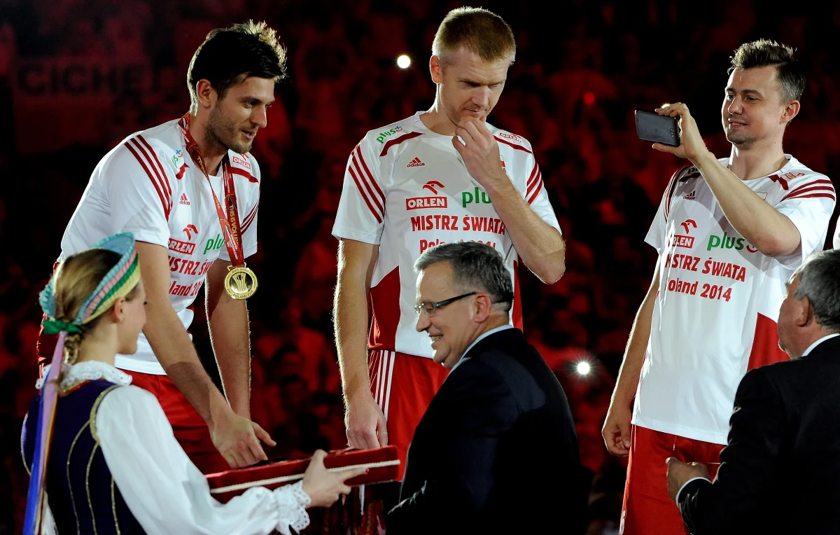 Przeżyjmy jeszcze raz złoty finał mistrzostw świata w siatkówce! Ale tym razem z zupełnie innej strony. Od kuchni! Krzysztof Ignaczak wrzucił na swojego bloga "Igłą szyte" kilkuminutowe filmy poprzedzające ceremonię dekoracji i wręczania nagród indywidualnych. Zobaczcie, jak polscy siatkarze szaleli z radości. 