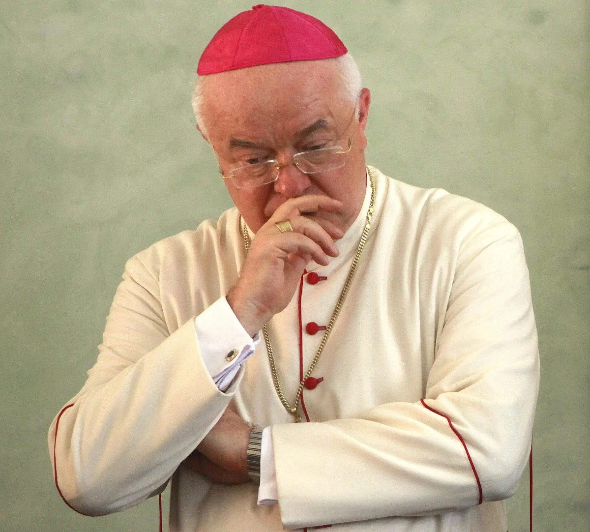 "Podejrzany o pedofilię były nuncjusz na Dominikanie arcybiskup Józef Wesołowski jest w areszcie domowym w Watykanie" - ogłosił rzecznik Stolicy Apostolskiej ksiądz Federico Lombardi. Wyjaśnił, że decyzja ta jest wynikiem woli papieża Franciszka.