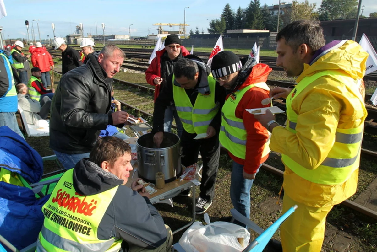 Fiaskiem zakończyły się rozmowy górników, którzy od rana blokują przejazd kolejowy w Braniewie, z wojewodą warmińsko-mazurskim. To oznacza, że protest będzie kontynuowany. Jak dowiedział się nasz reporter Piotr Bułakowski, do górników dołączą kolejni oraz związkowcy z "Sierpnia '80". Dzisiaj protestujący zatrzymali dwa składy z rosyjskim węglem na przejściu granicznym Braniewo-Mamonowo. Według rzecznika śląsko-dąbrowskiej "S", na tory weszło około 200 osób. 