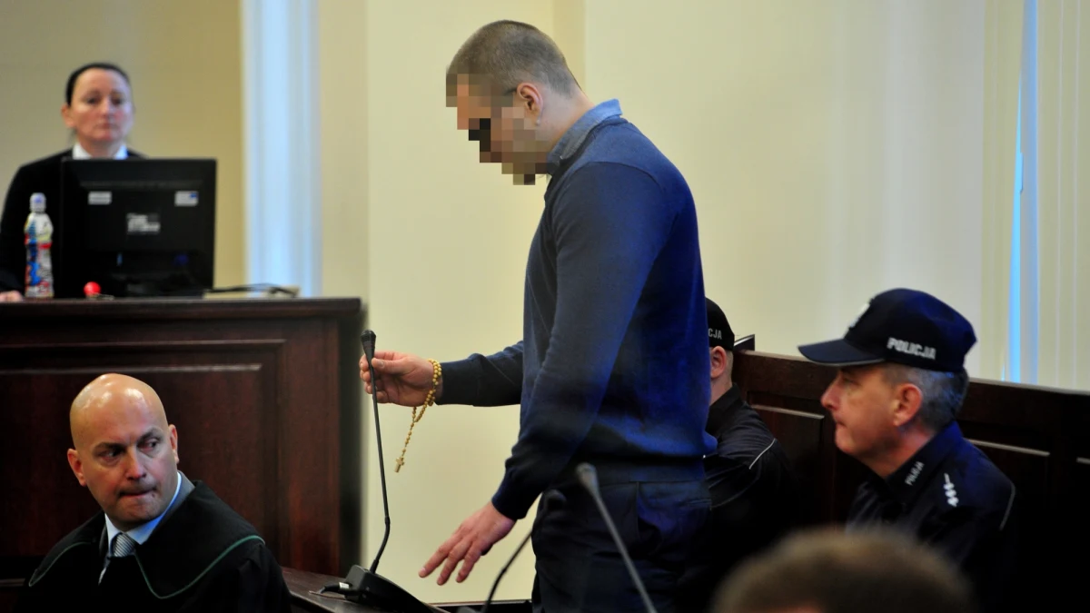 "Mateusz S. ruszył z piskiem opon, jechał bardzo szybko. Córka prosiła go, żeby zwolnił, bo spowoduje wypadek, on nie reagował" - zeznała dziś przed sądem w Szczecinie matka Adriany - partnerki sprawcy tragicznego wypadku w Kamieniu Pomorskim, w którym zginęło 6 osób. W drugim dniu procesu mężczyzny przesłuchiwany był także ojciec dziewczyny i policjanci wezwani w Nowy Rok na miejsce tragedii.