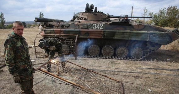 Rzecznik NATO poinformował, że następuje wyraźne wycofywanie sił rosyjskich z Ukrainy, lecz wiele tysięcy rosyjskich żołnierzy wciąż pozostaje rozmieszczonych w pobliżu granicy Rosji z Ukrainą. 