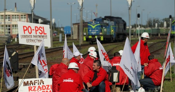 Śląscy górnicy, którzy blokowali tory na polsko-rosyjskim kolejowym przejściu granicznym Braniewo-Mamonowo, zakończyli protest w środę wieczorem. Protestujący żądali ograniczenia importu węgla z Rosji. "Decyzja o zakończeniu protestu w Braniewie wynika z tego, że pozytywnie przyjęliśmy komunikat Kancelarii Prezesa Rady Ministrów, pani Ewy Kopacz" - powiedział przewodniczący śląsko-dąbrowskiego regionu "Solidarności" Dominik Kolorz. 