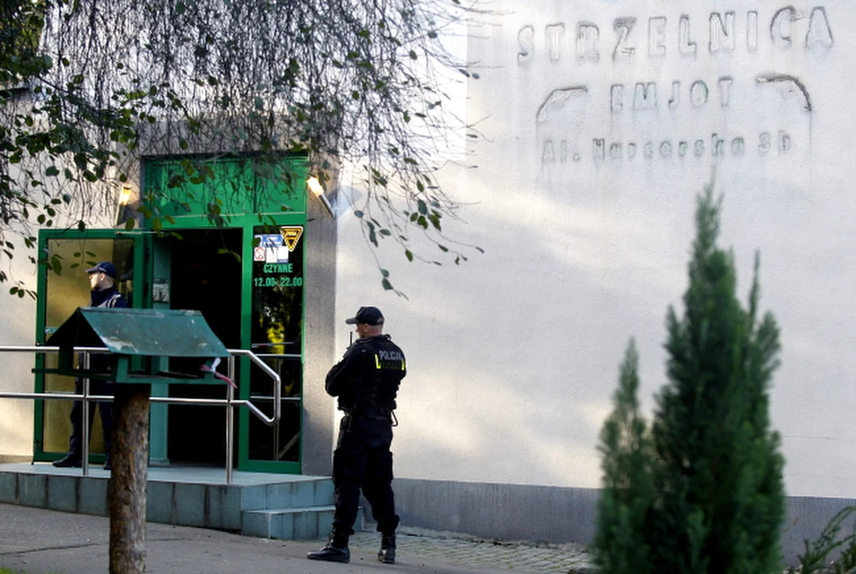 Napastnik, który zastrzelił wczoraj instruktora na strzelnicy w Chorzowie, chciał także zabić właściciela obiektu - dowiedziała się reporterka RMF FM. Mężczyzna został zatrzymany pod zarzutami zabójstwa, usiłowania zabójstwa oraz przywłaszczenie broni. 25-latek jest na oddziale psychiatrycznym. Jeszcze dziś powinien zostać przesłuchany.