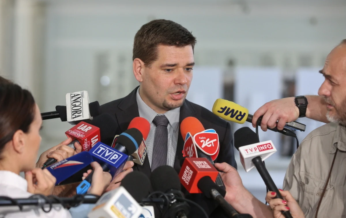 Potwierdziły się informacje reportera RMF FM. Wiceminister sprawiedliwości Michał Królikowski odszedł z resortu. Powodem odejścia Królikowskiego były różnice światopoglądowe z nowym szefem resortu Cezarym Grabarczykiem.