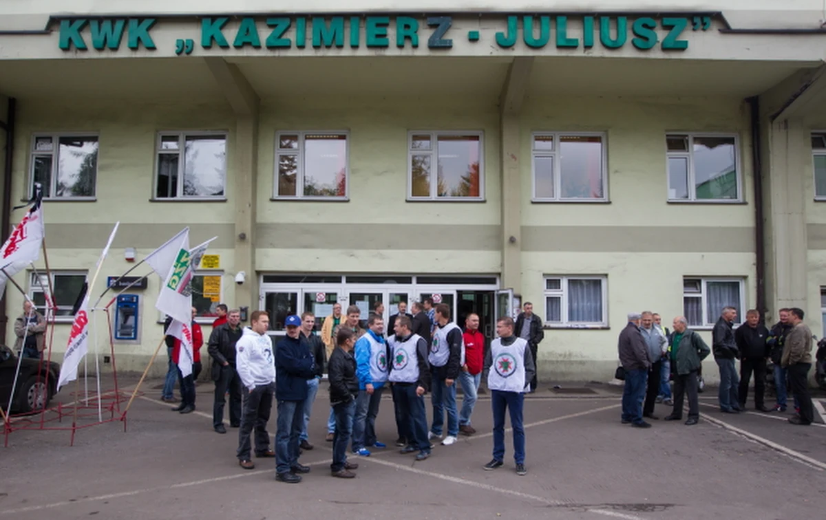 Dyrekcja kopalni Kazimierz-Juliusz w Sosnowcu ostrzega protestujących górników, że jeśli nie przerwą podziemnego protestu, mogą zostać zwolnieni z pracy. Akcja trwa już ponad dobę. Na powierzchnię nie wyjechało ponad 160 górników. Protestujących - którzy żądają wypłaty zaległych pensji - na powierzchni wspierają rodziny. W związku z sytuacją w kopalni premier Ewa Kopacz spotkała się dzisiaj z wojewodą śląskim Piotrem Litwą. W kopalni wstrzymano wydobycie.