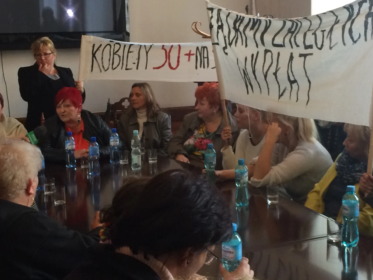 Żadnych decydujących rozstrzygnięć nie przyniosło spotkanie wojewody śląskiego z żonami górników i pracownicami likwidowanej kopalni Kazimierz-Juliusz.  Panie kilka godzin czekały w urzędzie wojewódzkim na wieści , jakie Piotr Litwa przywiezie z Warszawy, gdzie o sytuacji kopalni rozmawiał z premier Ewą Kopacz. Głównym tematem były 20 milionowe zaległości, jakie kopalnia ma wobec pracowników i zadłużone mieszkania zakładowe. 