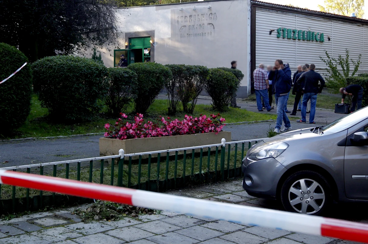 ​W ciele zabitego na strzelnicy w Chorzowie instruktora znaleziono kilkanaście kul - dowiedzieli się nieoficjalnie dziennikarze RMF FM od źródeł zbliżonych do policji. Ostatni strzał był oddany w kierunku głowy. Napastnik najprawdopodobniej strzelał z karabinu wojskowego.