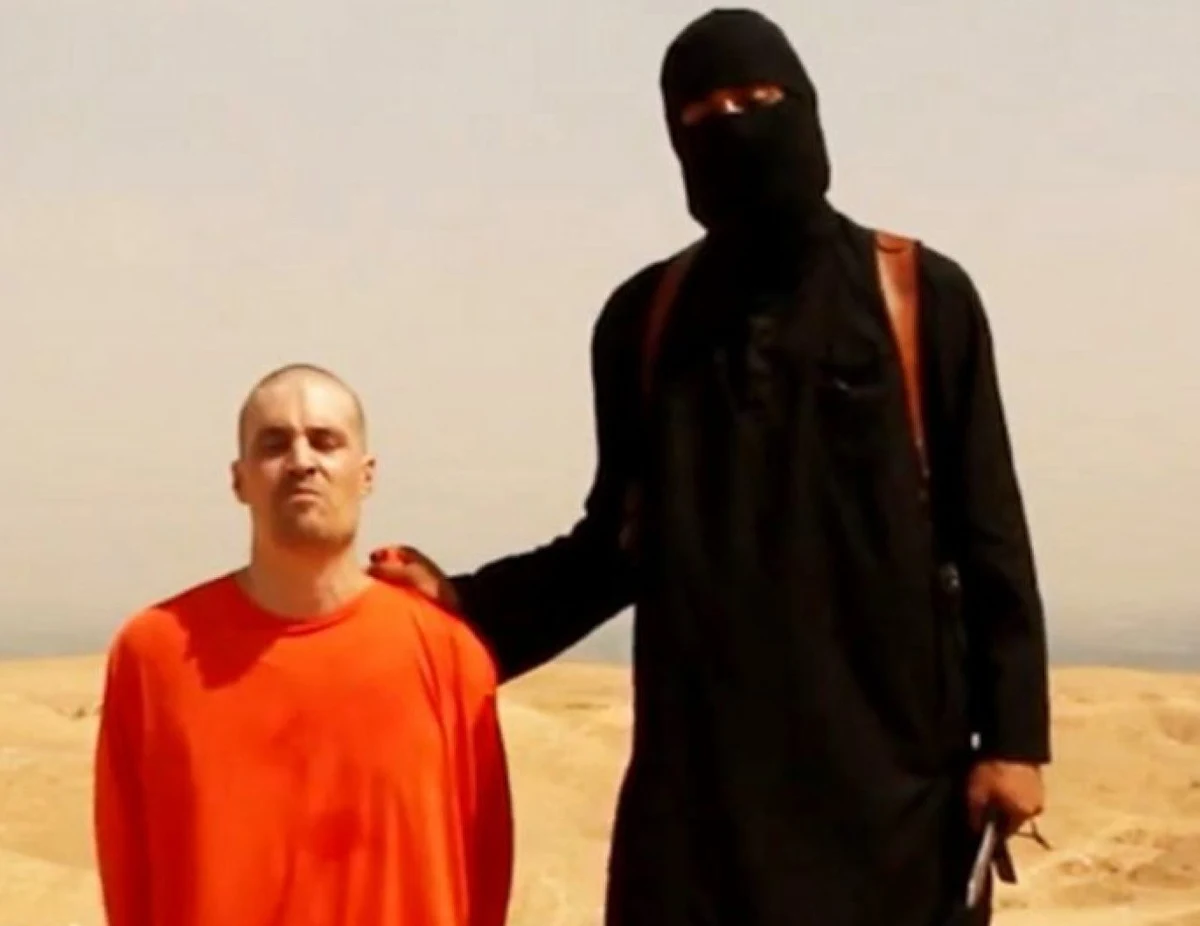 Szef FBI James Comey poinformował, że służby zidentyfikowały mężczyznę, który pojawia się na nagraniach z egzekucji zachodnich zakładników dokonanych przez terrorystów z Państwa Islamskiego. Chodzi o filmy pokazujące egzekucje m.in. dziennikarzy Jamesa Foleya i Stevena Sotloffa.