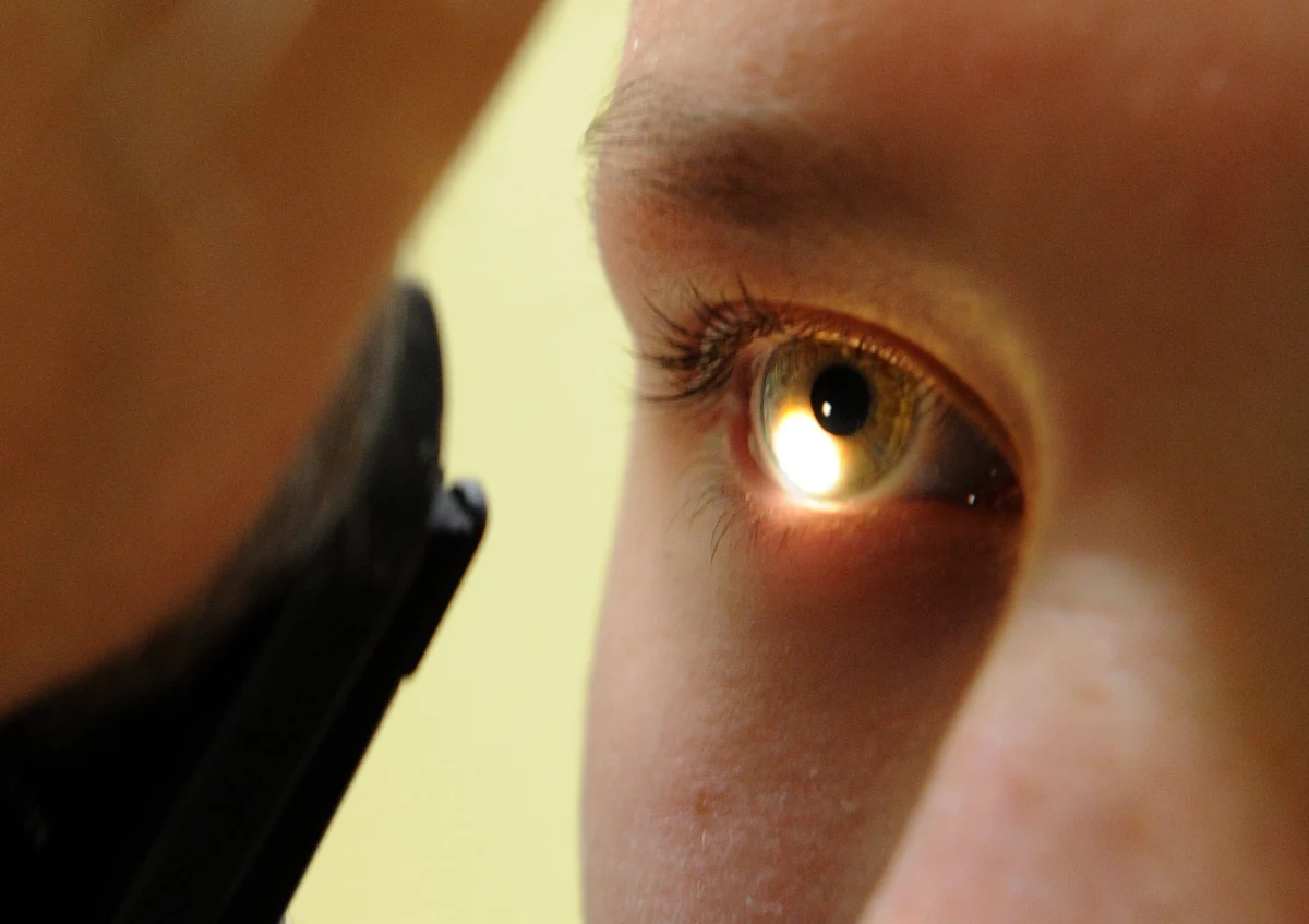 Na operację usunięcia zaćmy czeka niemal 500 tys. Polaków, a średni czas oczekiwania wynosi 500 dni – alarmują lekarze. W Polsce wykonuje się ponad dwa razy mniej tego zabiegu niż wynosi średnia w UE.