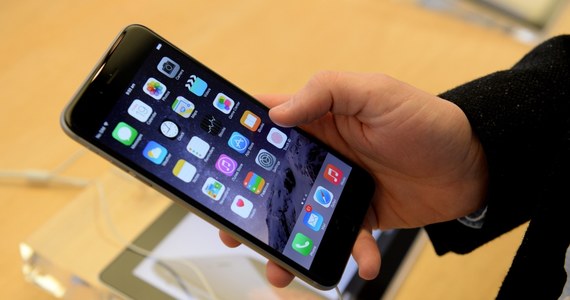 Firma Apple odpowiedziała wreszcie na skargi klientów dotyczące wyginania się najnowszych modeli smartfonów tej firmy - iPhone'a 6 i iPhone'a 6 Plus. Firma bagatelizuje problem i podkreśla, że na razie dostała tylko kilka zgłoszeń w tej sprawie. 