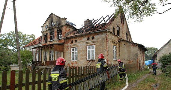To nie zwarcie instalacji elektrycznej było przyczyną tragicznego pożaru domu wielorodzinnego w miejscowości Dury koło Morąga w Warmińsko-Mazurskiem. Biegli odrzucili tę wersję. W ogniu zginęła matka z dwójką małych dzieci.