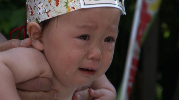 Naki sumo czyli „płaczące sumo” to tradycja mająca już 400 lat. To zawody organizowane w różnych japońskich świątyniach. W konkursie biorą udział dzieci, które nie ukończyły jeszcze pierwszego roku życia. Rodzice zgłaszający swoje pociechy do zawodów przekazują maluchy zawodnikom sumo, stojącym  naprzeciw siebie. Zawodnicy starają się... przestraszyć dzieci tak, aby te się rozpłakały. Wygrywa to dziecko, które najgłośniej i najdłużej wyraża swój sprzeciw wobec wszystkiego, co się z nim wyprawia.