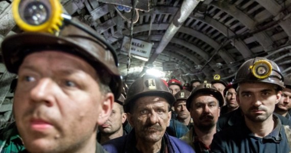 Czterech protestujących pod ziemią górników zasłabło. Zostali wywiezieni na powierzchnię, a karetka od razu zabrała ich do szpitala. Jednocześnie górnicy zdecydowali, że nie wyjadą dziś na powierzchnię. Wcześniej odbyło się burzliwe spotkanie śląskiego wojewody z protestującymi górnikami. Rozmawiali prawie 500 metrów pod ziemią, w kopalnianym chodniku, gdzie od środy siedzą górnicy. 