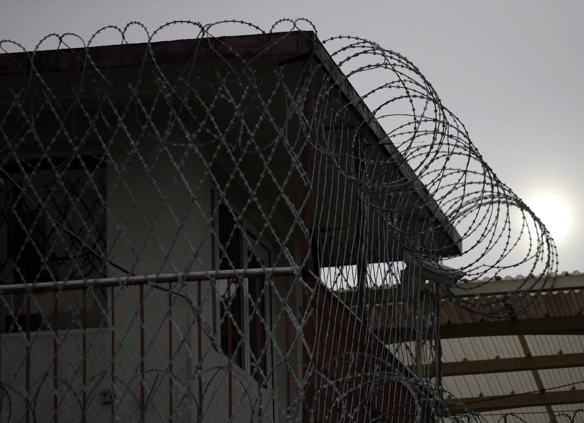 "Prokurator generalny Andrzej Seremet zgłosi projekt zmian w prawie, żeby sprawcy drobnych kradzieży o wartości do 10 zł nie trafiali już do więzienia" - informuje "Gazeta Wyborcza". Chodzi o to, by nie powtórzyła się już sytuacja z Koszalina, gdzie schizofrenik trafił za kraty za kradzież batonika wartego 99 groszy. 