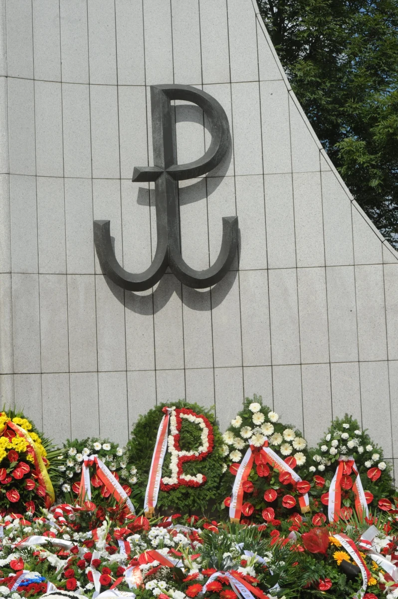 Polskie Państwo Podziemne, działając w latach 1939 -1945 na terenach okupowanych przez Niemców i Sowietów, było fenomenem w ogarniętej wojną Europie. Jego początkiem było utworzenie 27 września 1939 r. Służby Zwycięstwu Polski, przekształconej w Związek Walki Zbrojnej, a następnie w AK. Dzisiaj mija 75. rocznica utworzenia Polskiego Państwa Podziemnego. 