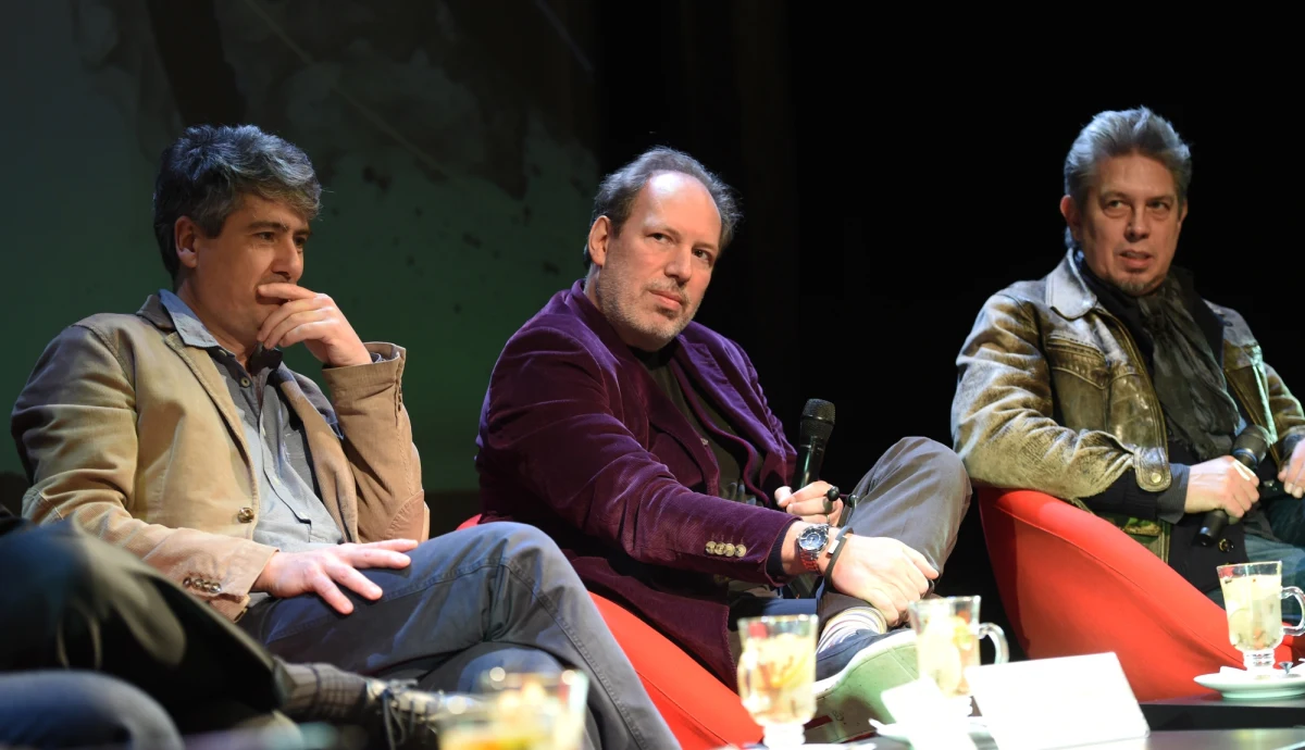 Duże koncerty przytłaczają, kameralne spotkania z publicznością są przyjemniejsze - mówią Hans Zimmer, Dario Marianelli i Elliot Goldenthal, gwiazdy trwającego w Krakowie Festiwalu Muzyki Filmowej. Podkreślają też, że czują się szczęśliwi komponując w domu, w samotności. 