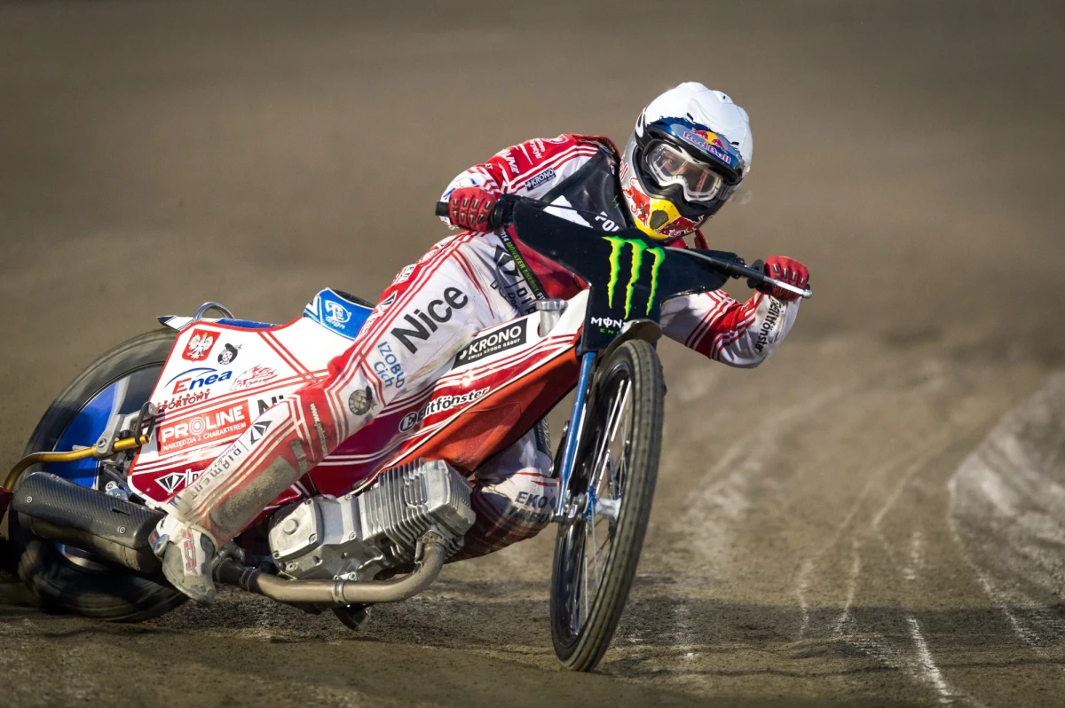 Jarosław Hampel wygrał w Sztokholmie żużlową Grand Prix Skandynawii, przedostatnią eliminację mistrzostw świata. Drugi był lider cyklu Amerykanin Greg Hancock, a trzeci Krzysztof Kasprzak, który awansował na drugie miejsce w klasyfikacji generalnej. 