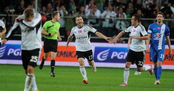 W hitowym spotkaniu 10. kolejki piłkarskiej ekstraklasy Legia uratowała w końcowych minutach meczu w Warszawie remis z Lechem Poznań i przynajmniej do niedzieli będzie liderem. Na drugie miejsce awansował PGE GKS Bełchatów po wygranej 1:0 z Pogonią Szczecin. 