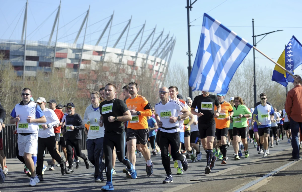 6800 zawodników stanęło na starcie 36. PZU Maratonu Warszawskiego. Biegacze, którzy będą się starali pokonać królewski dystans, pobiegną m.in. koło Pałacu Kultury i Nauki, Starego Miasta i Cytadeli. Zmiany w organizacji ruchu drogowego obejmą głównie centrum miasta, Mokotów, Ursynów i Wilanów. W Komendzie Stołecznej Policji czynna jest specjalna infolinia o utrudnieniach w ruchu drogowym.