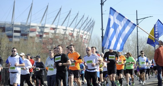 6800 zawodników stanęło na starcie 36. PZU Maratonu Warszawskiego. Biegacze, którzy będą się starali pokonać królewski dystans, pobiegną m.in. koło Pałacu Kultury i Nauki, Starego Miasta i Cytadeli. Zmiany w organizacji ruchu drogowego obejmą głównie centrum miasta, Mokotów, Ursynów i Wilanów. W Komendzie Stołecznej Policji czynna jest specjalna infolinia o utrudnieniach w ruchu drogowym.