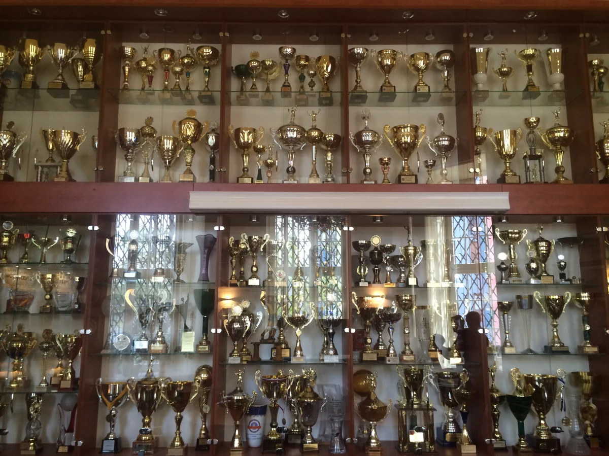 Warszawa przez lata była stolicą polskiej siatkówki. AZS AWF, Legia, Warszawianka, Skra - to były zespoły, które przyciągały czołowych polskich siatkarzy. Ba, w latach 60. i 70. mistrzostwo kraju zdobywały jedynie zespoły AZS AWF i Legii. Reszta kraju mogła co najwyżej tej walce się przyglądać. Teraz siatkarska mapa Polski mocno się zmieniła, ale są miejsca, które od lat mogą być stawiane za wzór jak MOS Wola. 