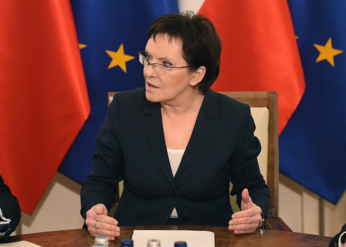 "Ewa Kopacz przygotuje nową ustawę dotyczącą wysokości wynagrodzeń w spółkach Skarbu Państwa" - mówi minister sprawiedliwości Cezary Grabarczyk. To efekt zamieszania wokół minister infrastruktury Marii Wasiak i byłego doradcy premiera Igora Ostachowicza. Wasiak w piątek przekazała na cele charytatywne półmilionową odprawę, którą dostała odchodząc do rządu z PKP. Stało się tak po interwencji szefowej rządu. Ostachowicz z kolei zrezygnował z zasiadania w zarządzie PKN Orlen, za co mógł dostawać rocznie 2 mln zł.  