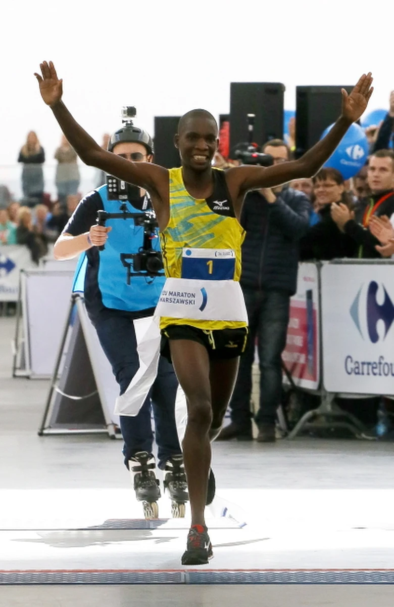 27-letni Kenijczyk Victor Kipchirchir został zwycięzcą 36. PZU Maratonu Warszawskiego z metą na Stadionie Narodowym. Dystans 42 km 195 m pokonał w 2:09.59.  