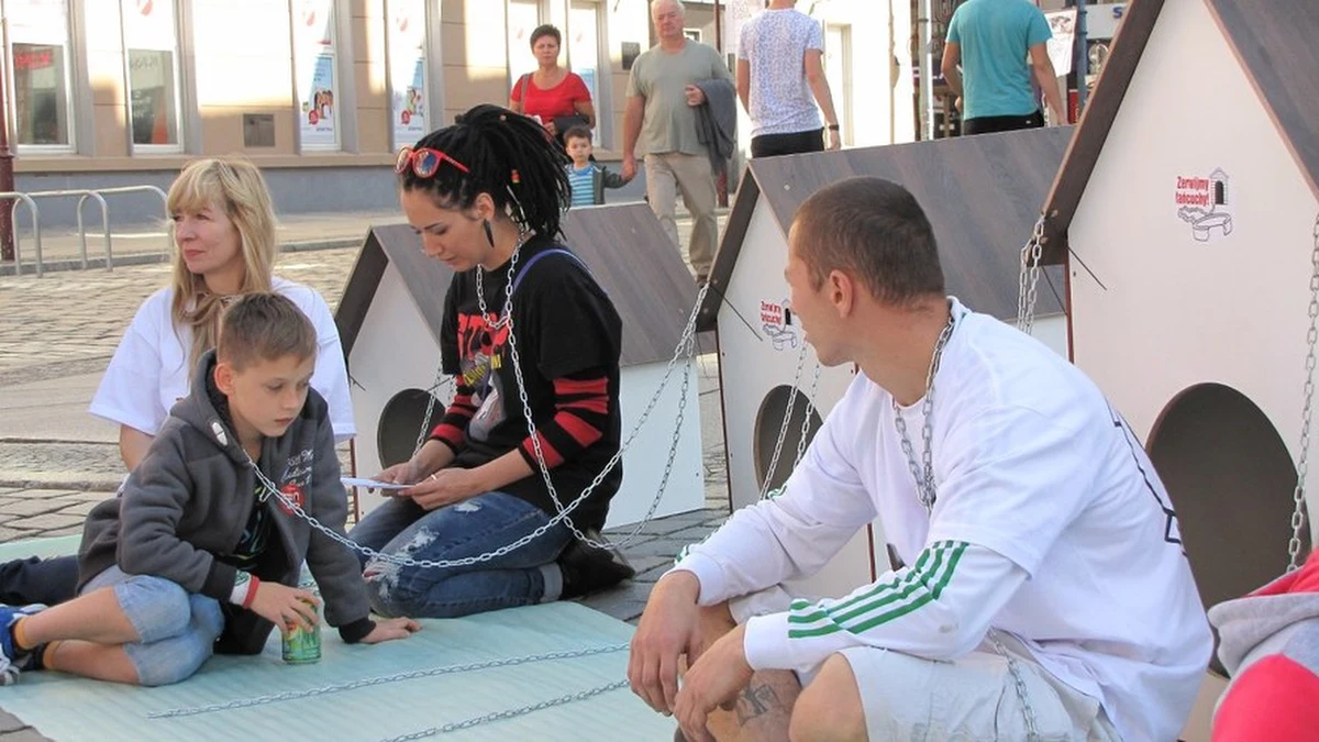 Przywiąż psa do siebie – nie do budy. W blisko 50 polskich miastach obrońcy praw zwierząt protestowali przeciwko trzymaniu czworonogów na krótkich łańcuchach. W rolę uwięzionego psa mógł wcielić się każdy. 