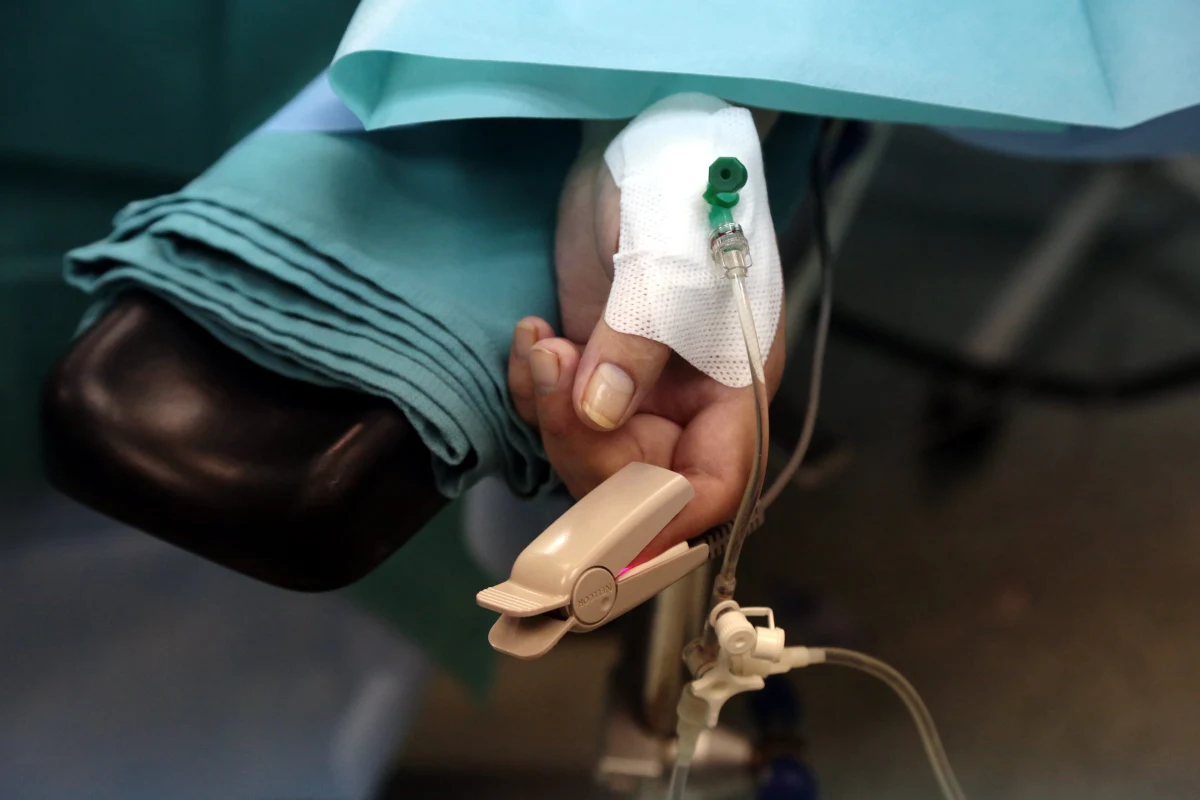 Liczba nowotworów co roku wykrywanych na świecie po raz pierwszy przekroczyła 14 mln - wynika z danych przedstawionych podczas odbywającego się w Madrycie Kongresu Europejskiego Towarzystwa Onkologii Klinicznej (ESMO). Najwięcej zachorowań jest w Azji, Europa pod tym względem jest na drugim miejscu. Przedstawiono również badania, z których wynika, że większy dostęp do nowoczesnych terapii wydłuża życia chorych na nowotwory.  