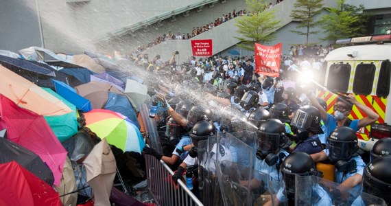Hongkońska policja użyła gazu łzawiącego przeciwko prodemokratycznym demonstrantom, którzy protestowali przed siedzibą władz. Wcześniej szef rządu Leung Chun-ying wzywał, by ludzie nie brali udziału w - jak to określił - "nielegalnej" manifestacji.