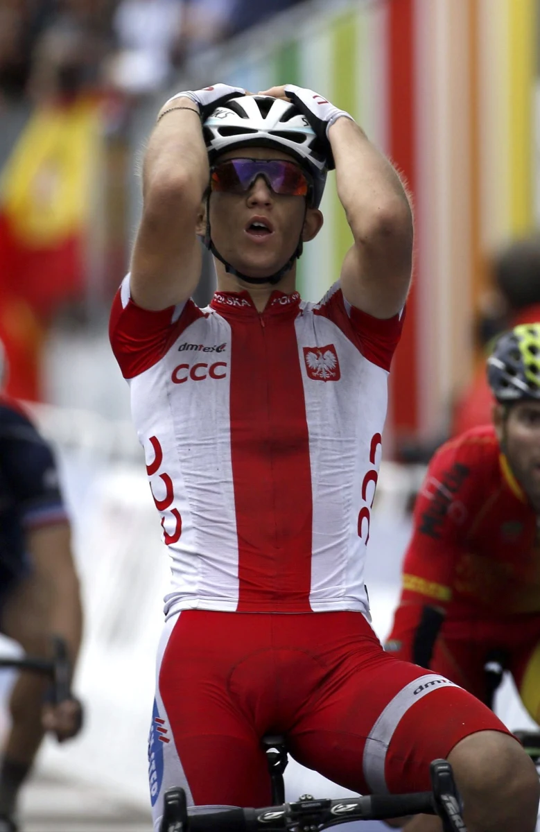 Michał Kwiatkowski został mistrzem świata elity w kolarskim wyścigu ze startu wspólnego! Polak sięgnął po złoto w hiszpańskiej Ponferradzie. Po samotnym finiszu wyprzedził wielkich faworytów - Australijczyka Simona Gerransa i Hiszpana Alejandro Valverde.