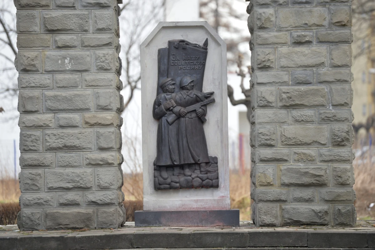 Oblaniem farbą sowieckiego pomnika zakończyła się manifestacja w Nowym Sączu. Demonstranci zapowiedzieli, że jeśli w ciągu miesiąca prezydent Ryszard Nowak nie rozbierze monumentu, zniszczą go sami - pisze "Dziennik Polski". 