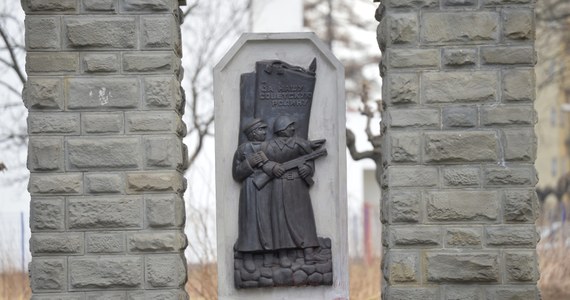 Oblaniem farbą sowieckiego pomnika zakończyła się manifestacja w Nowym Sączu. Demonstranci zapowiedzieli, że jeśli w ciągu miesiąca prezydent Ryszard Nowak nie rozbierze monumentu, zniszczą go sami - pisze "Dziennik Polski". 