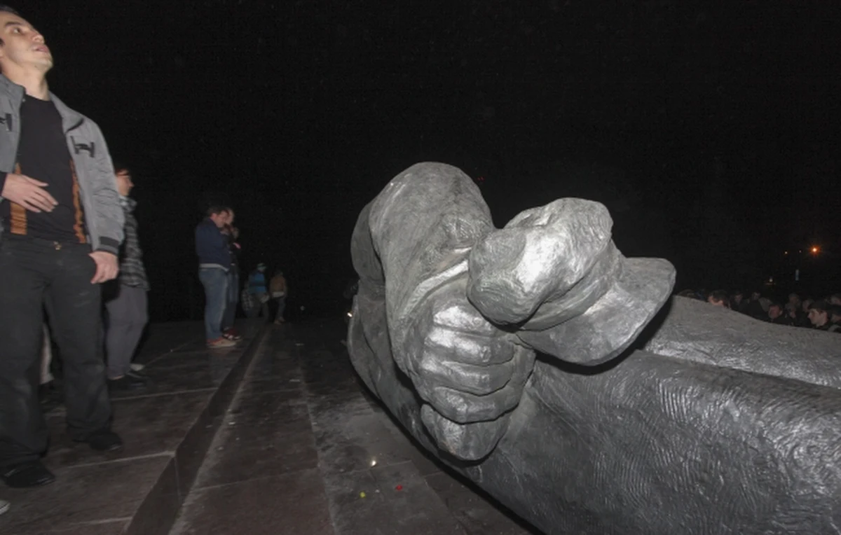 W Charkowie na północnym wschodzie Ukrainy obalono wieczorem pomnik wodza bolszewickiej rewolucji Włodzimierza Lenina. Pomnik stojący na głównym placu tego prawie półtoramilionowego miasta, Majdanie Swobody, obalano około czterech godzin.