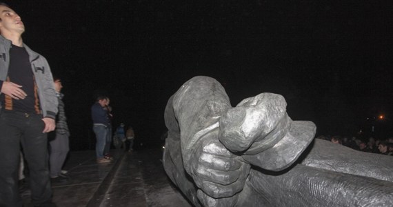 W Charkowie na północnym wschodzie Ukrainy obalono wieczorem pomnik wodza bolszewickiej rewolucji Włodzimierza Lenina. Pomnik stojący na głównym placu tego prawie półtoramilionowego miasta, Majdanie Swobody, obalano około czterech godzin.