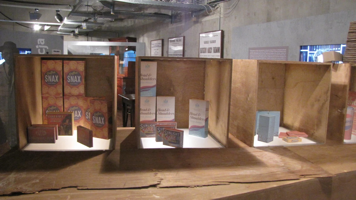 Generał Anders grający w karty, zdjęcie Miss Polonia 1955 roku i występ posiadaczki najdłuższych nóg "polskiego Londynu", Lody Halamy. Wystawę "Londyn - stolica Polski. Emigracja polska 1940-1990" przygotowało Muzeum Historii Polski, a można ją oglądać do 30 listopada w Bibliotece Uniwersyteckiej w Warszawie. Przybliża ona historię emigracji londyńskiej tego okresu oraz Rządu RP w Londynie. Ale jest też aneks do wystawy. Jego bohaterami są współcześnie mieszkający w Londynie Polacy.