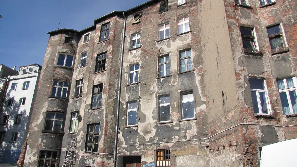 Pękające i osiadające ściany, niedomykające się z tego powodu okna - to rzeczywistość starych kamienic we Wrocławiu. Z jednego z takich budynków ewakuowano wczoraj 11 osób. Tylko w tym roku do powiatowego inspektora nadzoru budowlanego we Wrocławiu trafiło blisko 170 podobnych spraw. Mieszkańcy starych kamienic mówią wprost, że boją się o swoje życie.  