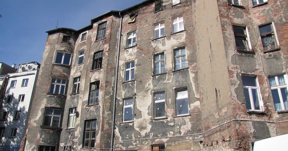 Pękające i osiadające ściany, niedomykające się z tego powodu okna - to rzeczywistość starych kamienic we Wrocławiu. Z jednego z takich budynków ewakuowano wczoraj 11 osób. Tylko w tym roku do powiatowego inspektora nadzoru budowlanego we Wrocławiu trafiło blisko 170 podobnych spraw. Mieszkańcy starych kamienic mówią wprost, że boją się o swoje życie.  