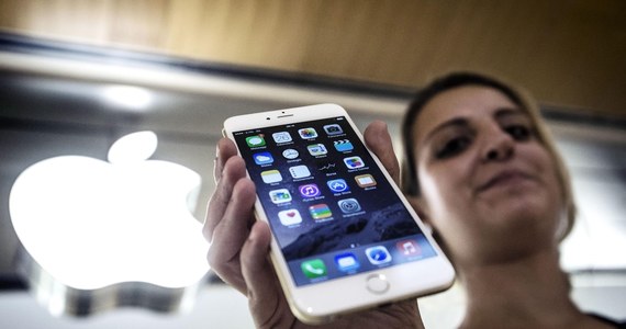 Włóż swojego iPhone’a do mikrofalówki na minutę - to pozwoli na szybkie naładowanie urządzenia. Setki internautów nabrało się na żart anglojęzycznego portalu 4chan. Na akcję w sieci zareagowała firma Apple. 