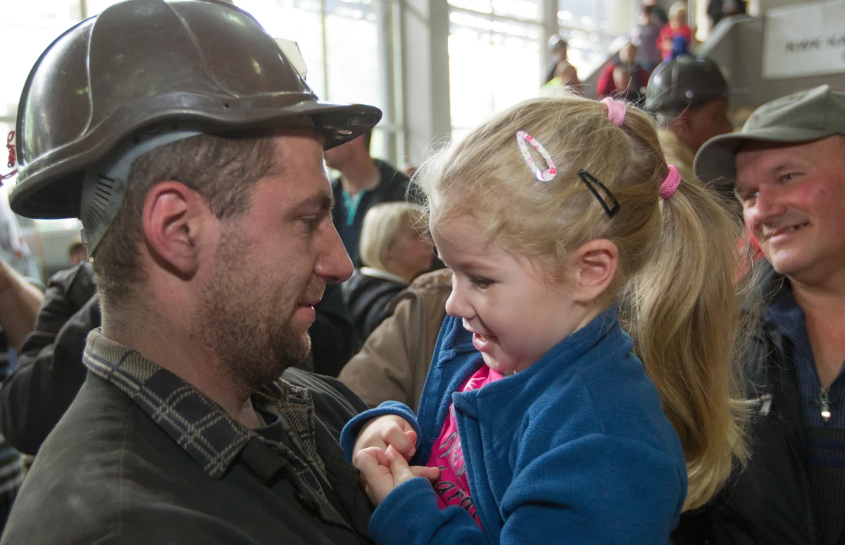 „Czy dzieci górników mają inne żołądki, niż dzieci pracowników upadłych fabryk?" – pyta na swojej pół-oficjalnej stronie na portalu Facebook prezydent Nowej Soli. „Pies z kulawą nogą nie zainteresował się losem tysięcy ludzi tracących pracę w jednym z najbardziej uprzemysłowionych miast w Polsce, w Nowej Soli. Wolny rynek zrobił swoje.”
