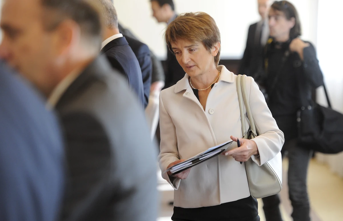 Z 510 tys. zł odprawy minister infrastruktury Marii Wasiak, na konto stowarzyszenia "Arka" wpłynie tylko ok. 274 tys. zł. Reszta zasili budżet państwa, bo od odprawy i pani minister, i obdarowane stowarzyszenie, muszą zapłacić podatek - donosi wtorkowy "Fakt". Gazeta podaje jednak, że dzięki temu Wasiak będzie mogła skorzystać z ulgi podatkowej. Państwo w przyszłym roku może więc zwrócić minister niemal 18 tysięcy złotych - wylicza "Fakt". 