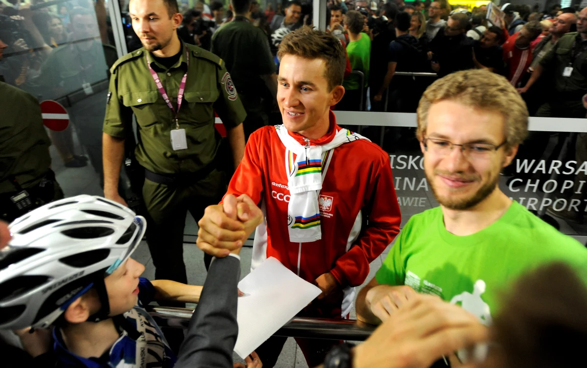 Kolarski mistrz świata wrócił do Polski. Tłum kibiców gorąco przywitał Michała Kwiatkowskiego na lotnisku w Warszawie. Na mistrza czekała rodzina i fani.