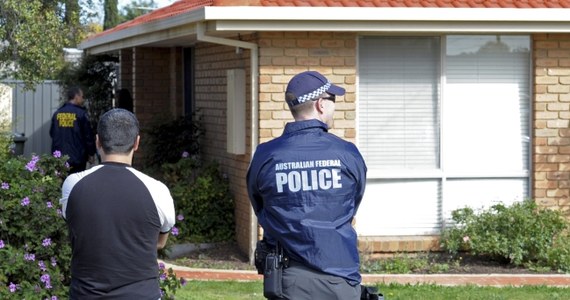 Operacja antyterrorystyczna australijskiej policji w Melbourne. Funkcjonariusze przeszukali mieszkania osób podejrzanych o terroryzm. Zatrzymali jedną osobę pod zarzutem finansowania działalności terrorystycznej.  
