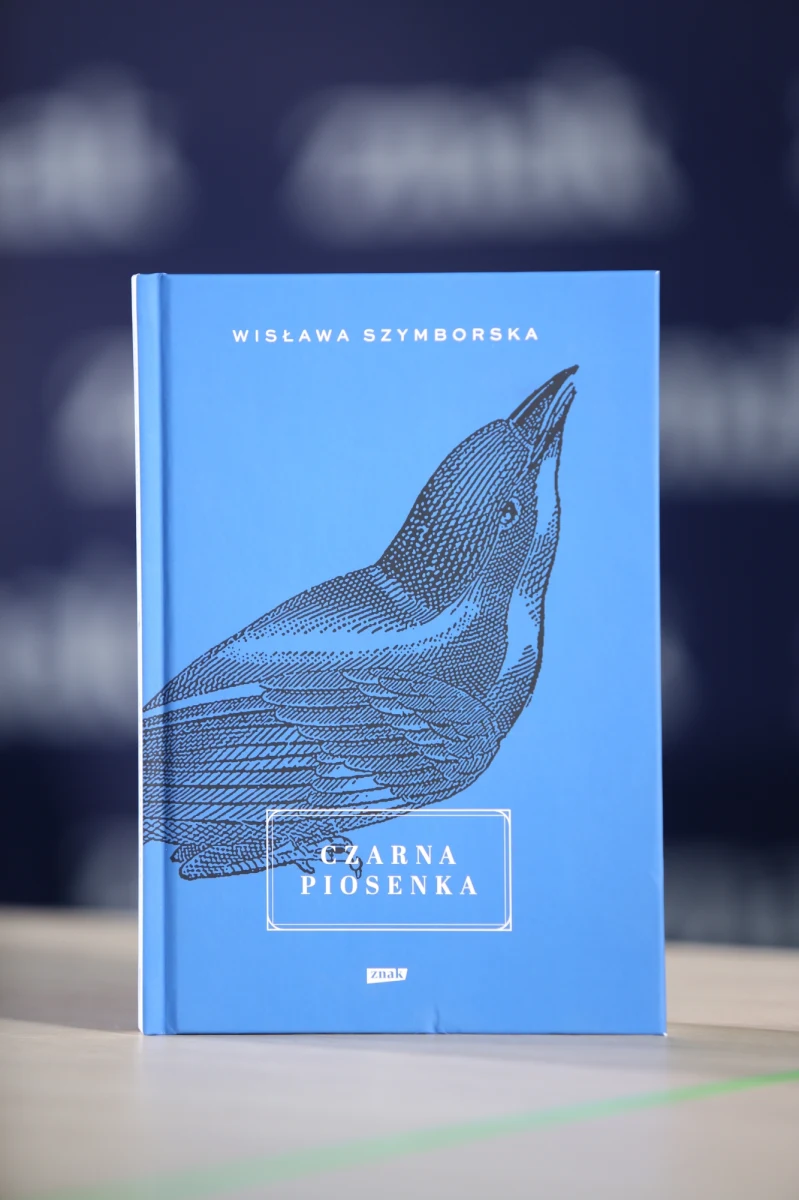 "Czarna piosenka" to tomik, który miał być debiutem Wisławy Szymborskiej, ale nigdy nie został wydany. Aż do dziś. Duża część wierszy dotyczy, nieobecnych później w twórczości noblistki, tematów wojennych. W sumie na tomik składa się 39 utworów.