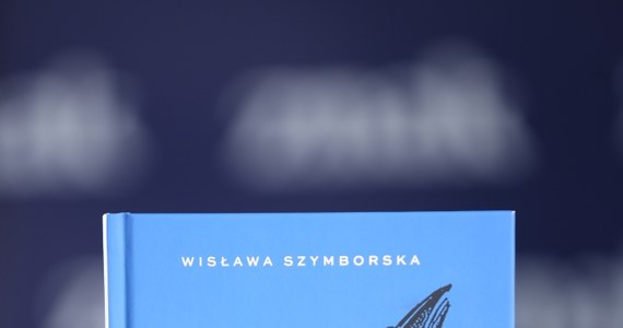 "Czarna piosenka" to tomik, który miał być debiutem Wisławy Szymborskiej, ale nigdy nie został wydany. Aż do dziś. Duża część wierszy dotyczy, nieobecnych później w twórczości noblistki, tematów wojennych. W sumie na tomik składa się 39 utworów.