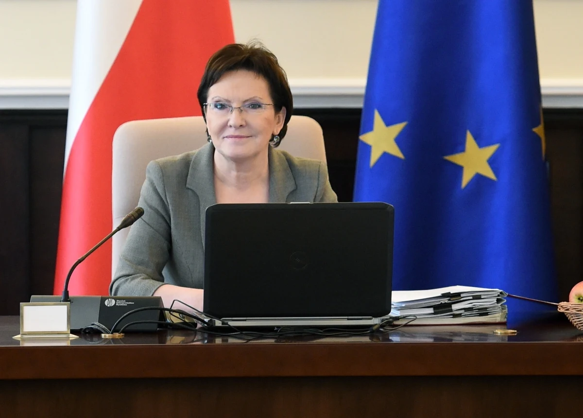 "Polska nie jest kobietą, a Ewa Kopacz w momencie, kiedy została premierem tego kraju, też już nie jest kobietą. Jest premierem dumnego, godnego szacunku europejskiego państwa i w taki sposób powinna to państwo traktować” – mówi w rozmowie z „Faktem” Aleksandra Jakubowska, była rzeczniczka rządu Leszka Millera. Dodaje, że Ewa Kopacz powinna pokazać profesjonalizm. „Odejść od płciowych klasyfikacji różnych rzeczy, otoczyć się grupą profesjonalnych doradców, podjąć 2 – 3 ważne społecznie decyzje i utrzymać jedność w partii” – wylicza.