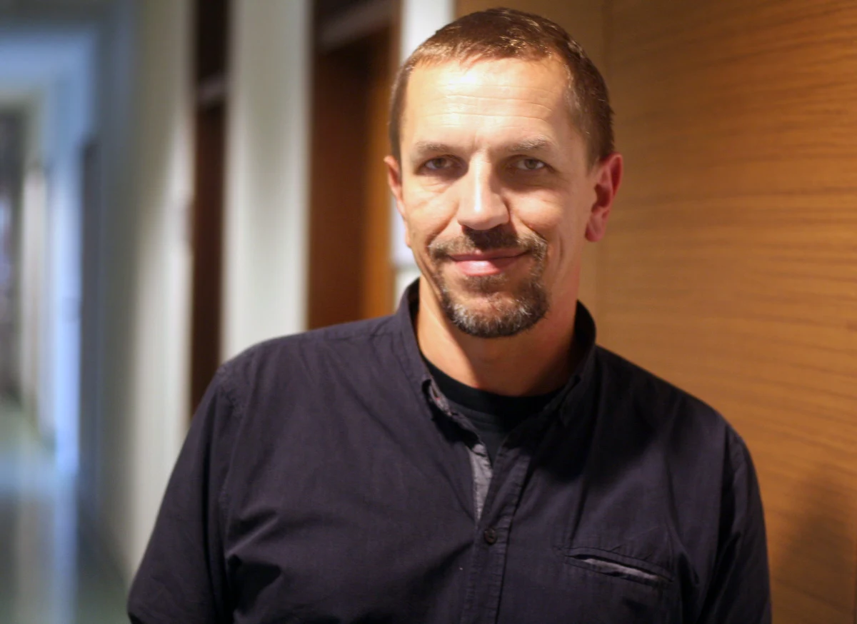 "Konkrety są potrzebne, bo bez tego się nie da. Trzeba je zapleść z emocjami, zdobyć na to pieniądze, wpasować się jeszcze w ogólnopolskie podziały, bo wiele osób się nimi kieruje. To jest bardzo skomplikowany splot. Trzeba umieć to zrobić - nie każdemu się udaje i dlatego to jest takie trudne" - mówi w rozmowie z RMF FM politolog Jarosław Flis pytany o receptę na sukces w wyborach samorządowych. "Nie jest tak, że wystarczają same chęci. Trzeba połączyć je z jakimś pomysłem. To, że ktoś miał dobry pomysł w jednym miejscu nie oznacza od razu, że ma również pomysły na start w wyborach" - podkreśla.