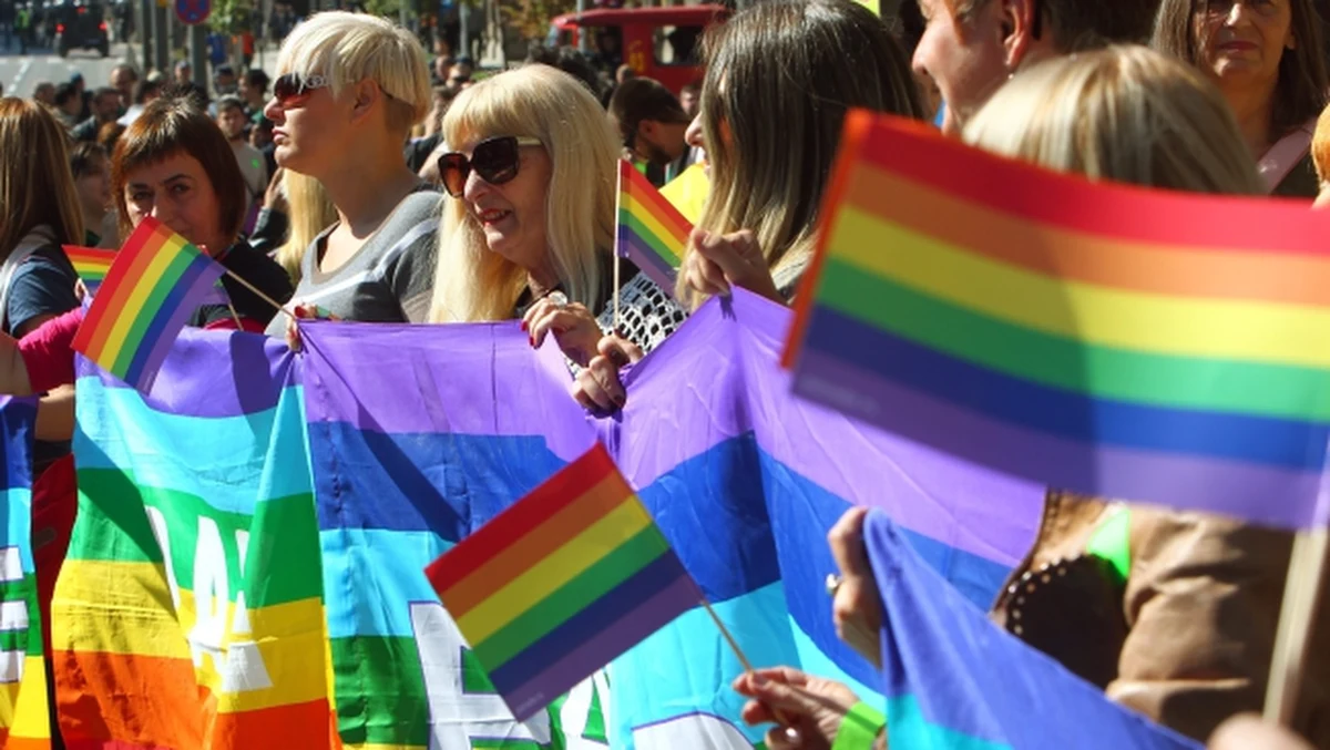 "Związki jednopłciowe są szczęśliwsze – wynika z pierwszych polskich badań nad „rodzinami z wyboru”, które tworzą osoby LGBT" - donosi środowa "Gazeta Wyborcza". Pisze, że cechują je m.in. "bardziej partnerskie relacje,
mniej przemocy, więcej satysfakcji".