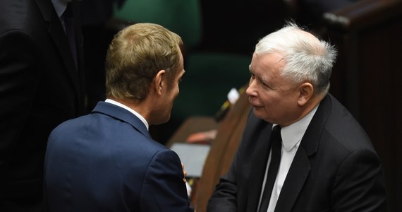 Jarosław Kaczyński i Donald Tusk uścisnęli sobie dłonie po expose Ewy Kopacz w Sejmie. "Powiedziałem mu, żeby nie wierzył że go nienawidzę - to po pierwsze. A po drugie, że życzę mu powodzenia" - relacjonował później prezes PiS. "Jestem przekonany, że to wpływ pani premier Ewy Kopacz i w jakimś sensie można go zaliczyć do kategorii politycznych sensacji, a nawet cudów" - skomentował z kolei przyszły szef Rady Europejskiej. 