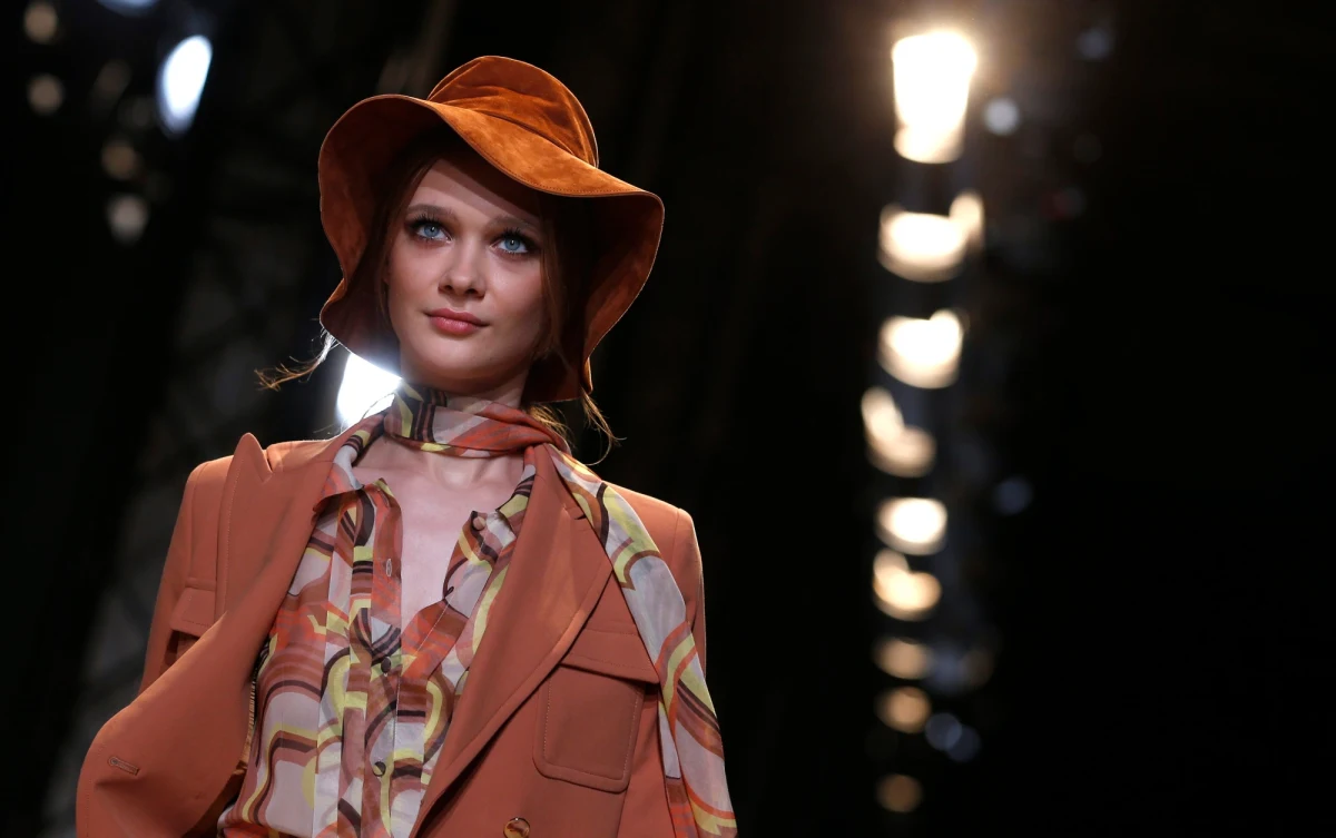 Bardzo głębokie dekolty, lata 70. i styl hippisowski w eleganckiej wersji! To najnowsze trendy w światowej modzie zaprezentowane na kończących się dzisiaj paryskich pokazach kreacji dla pań na najbliższą wiosnę. Przebojem będzie m.in. kolor miętowy.